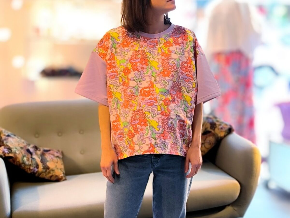 Intérieur de la boutique CR à Mettet, vêtements et créations belges