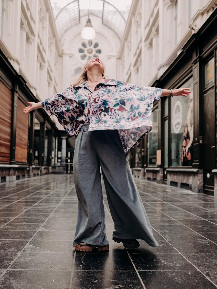 Blouse fleurie ample et pantalon large — CR Atelier & Boutique, Mettet