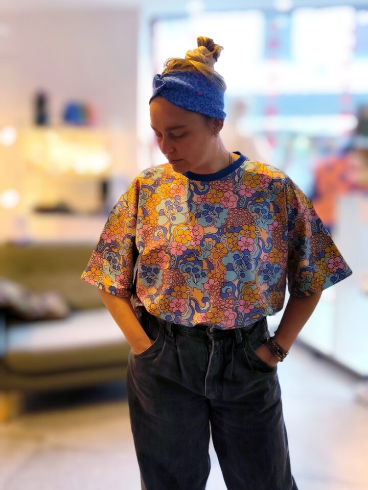 T-shirt imprimé porté en boutique — CR Atelier & Boutique, Mettet
