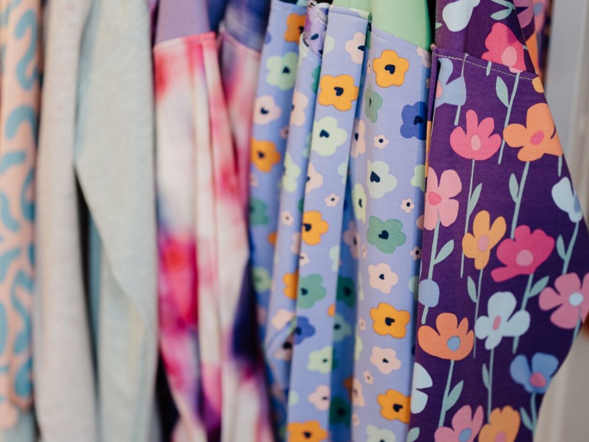 Penderie colorée de la boutique CR