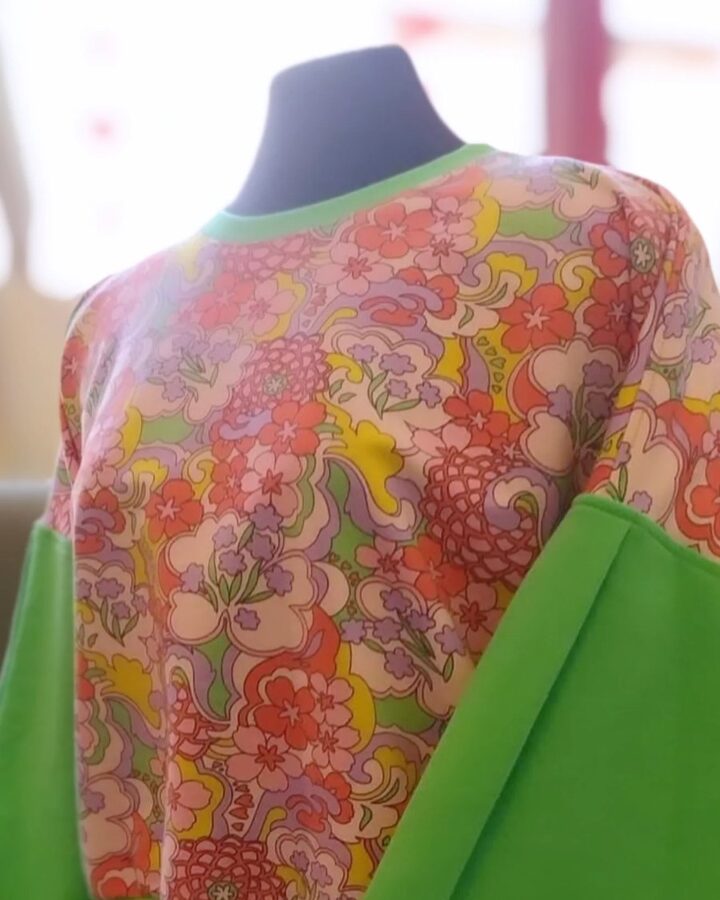 Sweat vert à manches imprimées — CR Atelier & Boutique, Mettet