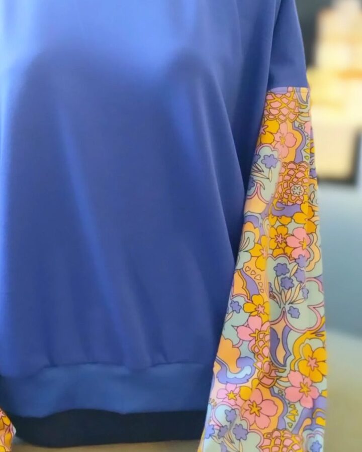 Sweat bleu à manche fleurie — CR Atelier & Boutique, Mettet