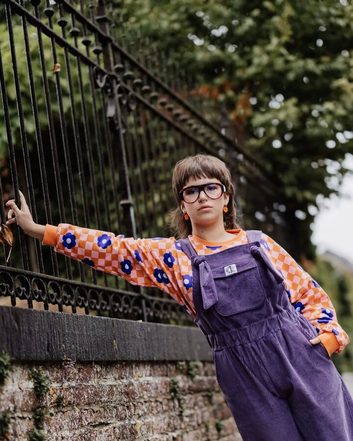 Sweat à manches fleuries et salopette lilas — CR Atelier & Boutique, Mettet