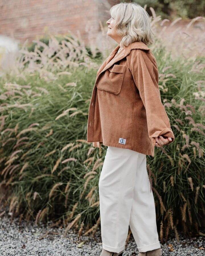 Veste oversize camel et blouse imprimée — CR Atelier & Boutique, Mettet