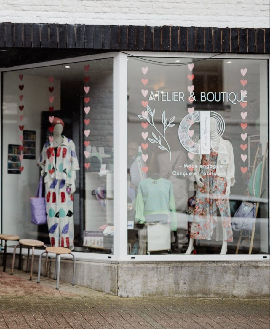 La vitrine de CR Atelier & Boutique, rue Reine Elisabeth à Mettet
